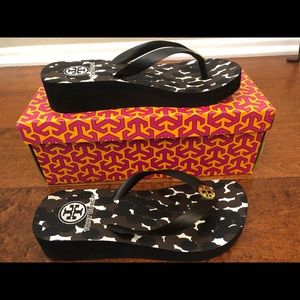 Tory Burch Wedge Flip Flop - Panther (black)